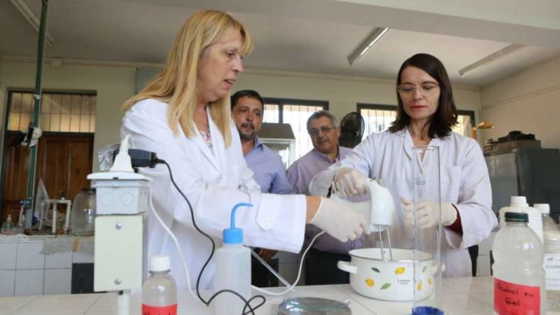 Docentes mendocinos elaboran alcohol en gel, jabón y detergente para las escuelas