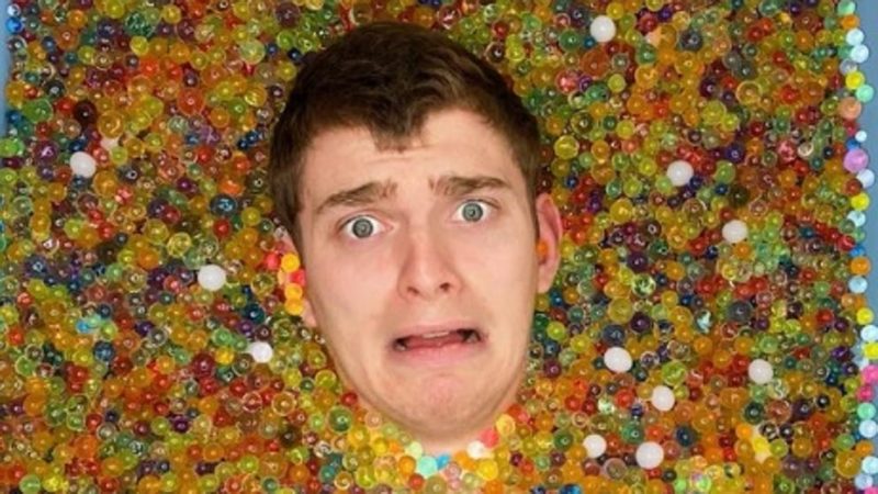 Un ‘influencer’ llena su bañera con bolas de gel y atasca las tuberías de todo su pueblo