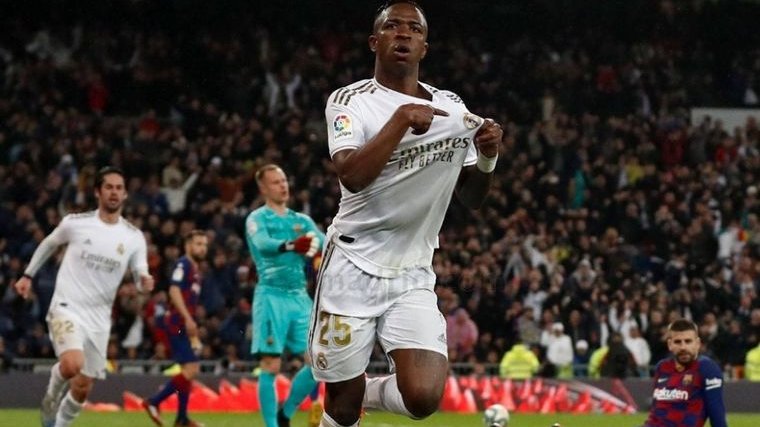 Real Madrid venció a Barcelona 2-0 y le arrebató la punta