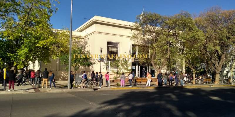 Largas colas en los bancos habilitados