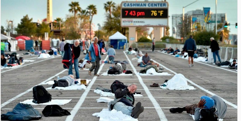Las Vegas: cerraron un centro para «sin techo» por un caso de Covid-19 y los pusieron a dormir en el piso en un estacionamiento