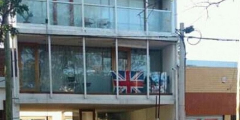 En el aniversario de Malvinas, un joven colgó una bandera inglesa del balcón y fue repudiado por los vecinos