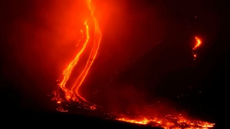 Las asombrosas imágenes del volcán Krakatoa que entró en erupción en Indonesia