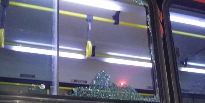 Vándalos apedrearon un colectivo de Iselin