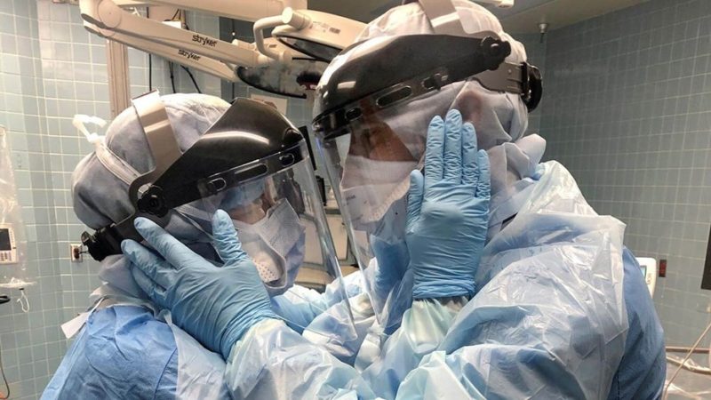 La historia de la foto viral de una pareja, símbolo de la lucha contra el coronavirus