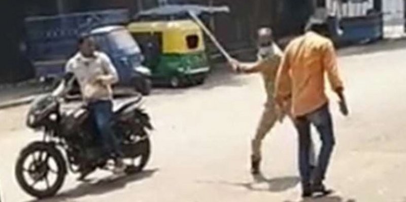 Video: castigan con palazos a quienes rompen la cuarentena en India y Pakistán
