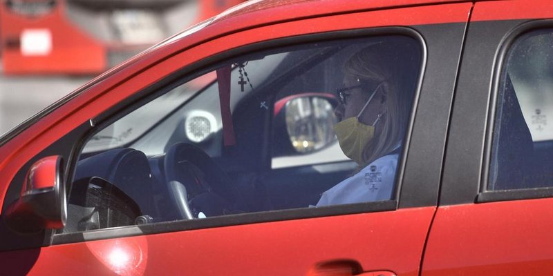 No hace falta usar tapabocas en el auto si vas solo