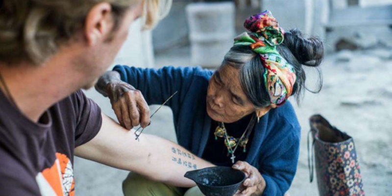 Filipina. La tatuadora más vieja del mundo tiene más de 100 años