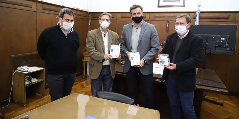 Emir Félix recibió y agradeció termómetros y alcohol donados