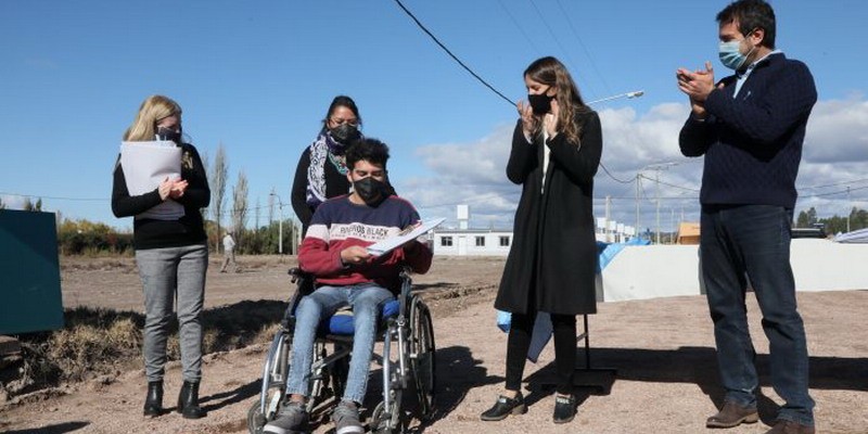 Entregaron 32 nuevas casas en Rama Caída