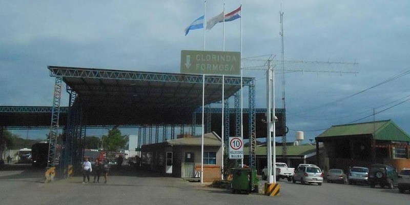 Denuncian que miles de paraguayos cruzan la frontera para cobrar el IFE en Formosa