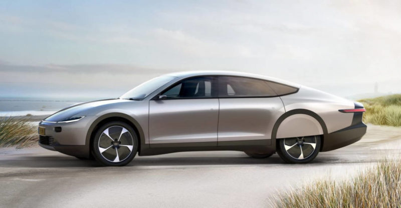 Cómo funciona el primer auto solar que ya se vende en Europa y desafía a Tesla