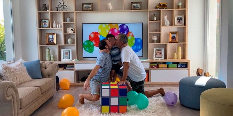 Una amiga les prestó su vientre y se convirtieron en “papá y papá”