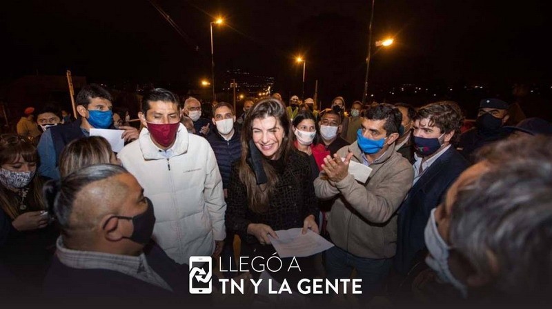 La intendenta de Salta inauguró un puente sin barbijo y rodeada de gente