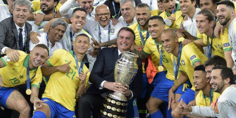 Bolsonaro quiere que haya fútbol en Brasil porque «los jugadores tienen bajas probabilidades de morir»