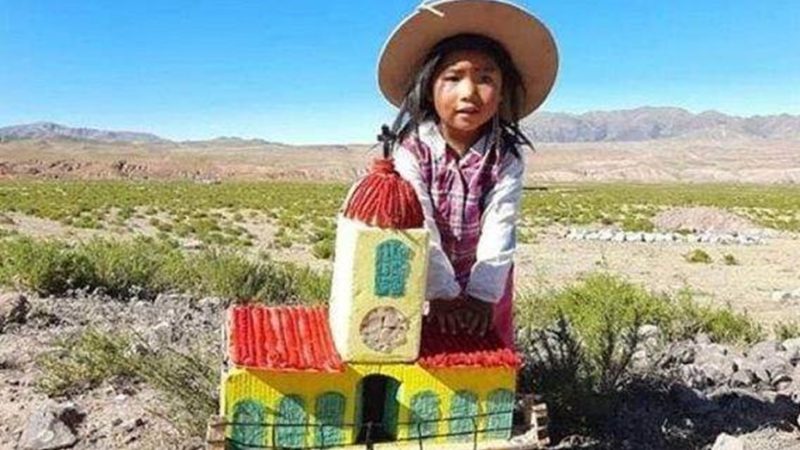 La historia detrás de la conmovedora foto de Delfina y su cabildo del 25 de Mayo
