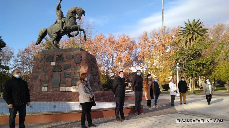 Abrazo por Portezuelo en la plaza San Martín