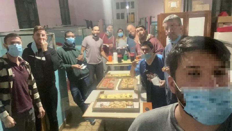 Coronavirus: los entrerrianos aislados por compartir un mate se juntaron a comer pizza en el hospital