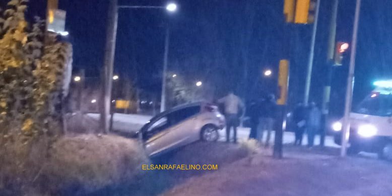 ¿Volviendo a la normalidad? Un auto cayó al canal de Dean Funes