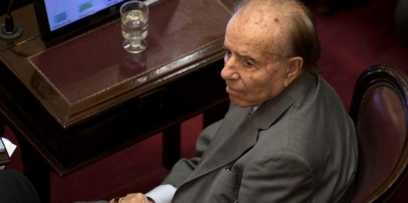 Parte médico: Menem «se levantó y pudo comer solo»