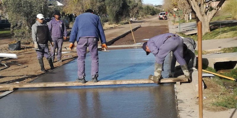 El municipio retomó los trabajos de asfalto y hormigonado en diferentes puntos de Ciudad