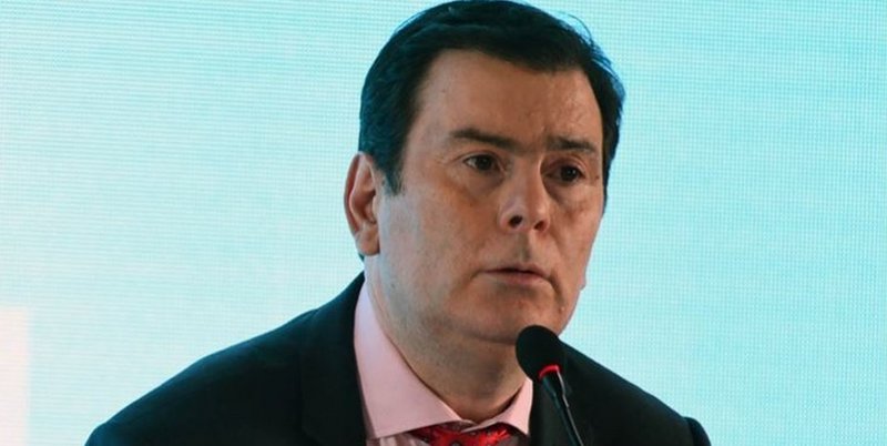 El gobernador de Santiago del Estero sufrió un accidente con su moto y está internado