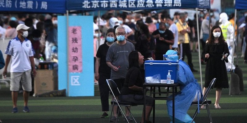 China vuelve a la «guerra» contra el coronavirus tras brote en mercado mayorista