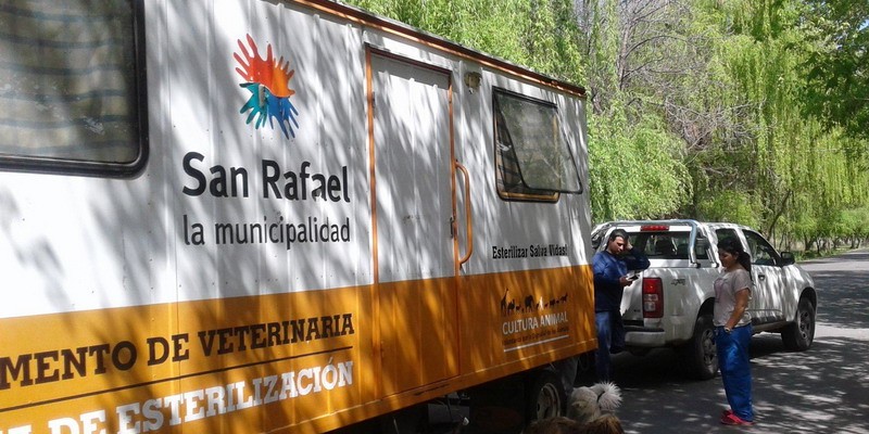El Quirófano Móvil está en Calle Larga, además vacunación antirrábica en el municipio