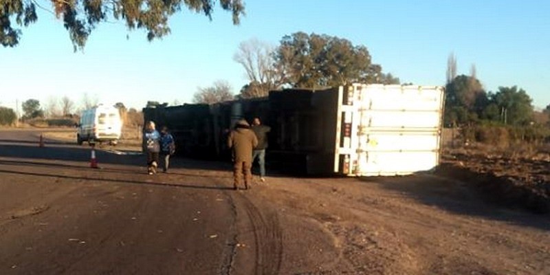 Volcó un camión con frutas en Monte Comán