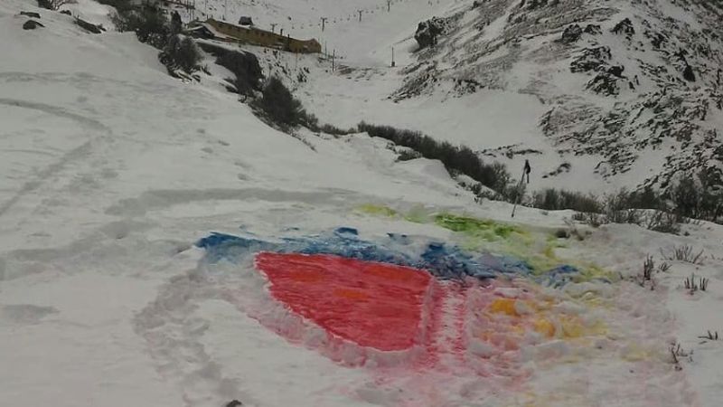 Polémica por una performance artística que “ensució” y “contaminó” Vallecitos