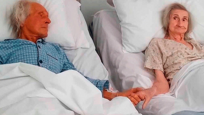Una enfermera juntó las camas de un matrimonio para que pudieran tomarse de la mano por última vez