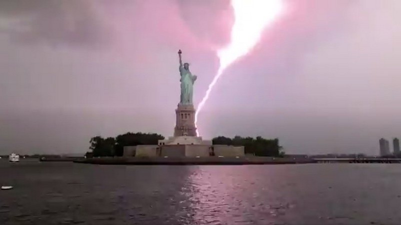 El espectacular momento en que un rayo impactó en la Estatua de la Libertad