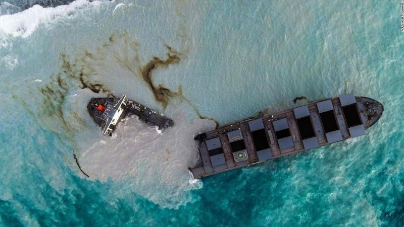 El carguero que derrama toneladas de petróleo frente a la costa de la Isla Mauricio se partió en dos