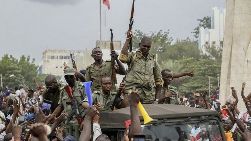 El presidente de Mali «renuncia» tras ser detenido por soldados