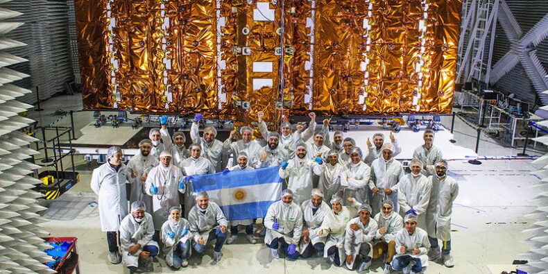 Una historia de 26 años de ciencia argentina de primer nivel viaja con el Saocom