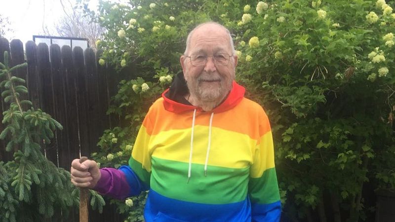 El hombre que se declaró gay a los 90 años: «Ahora soy libre»