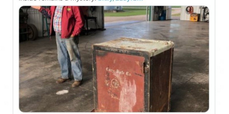 Apareció una misteriosa caja fuerte con una nota: “Si podés abrirla, obtendrás lo que hay”