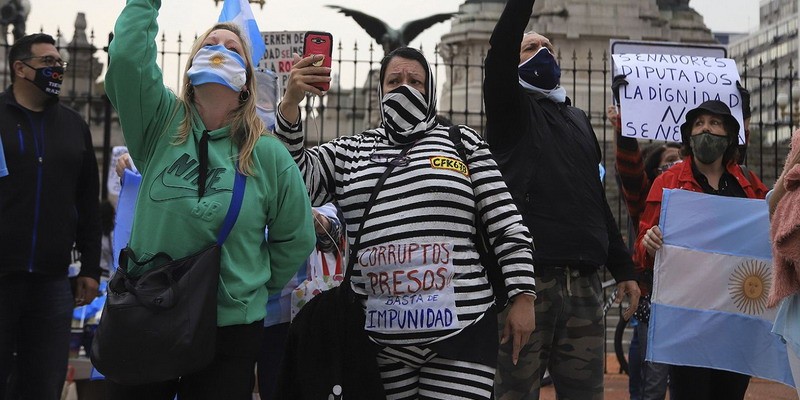 Manifestantes realizan una vigilia frente al Congreso en rechazo a la reforma judicial