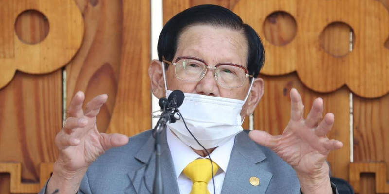 Detuvieron al líder de una secta cristiana que originó un brote masivo de coronavirus en Corea del Sur