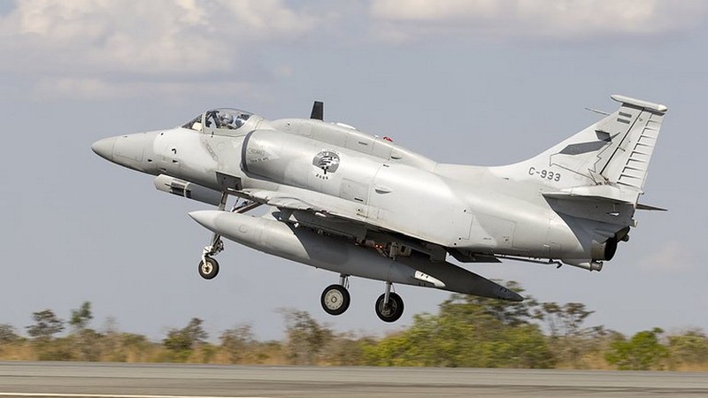 Se estrelló un avión de la Fuerza Aérea Argentina: murió el piloto pese a que se había eyectado antes del impacto