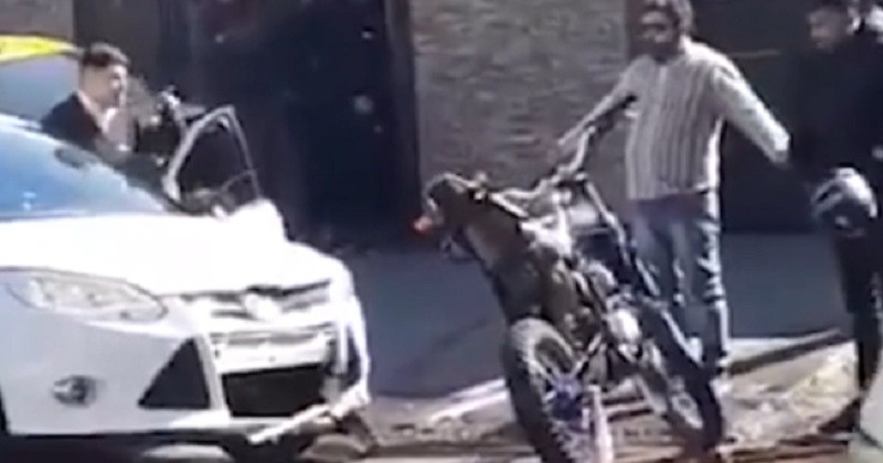 Discutió con un motociclista en un semáforo, lo persiguió tres kilómetros y lo embistió por detrás