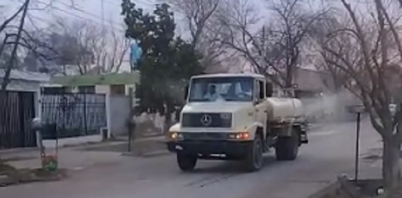 Operativo de desinfección y entrega de lavandina en los barrios del norte