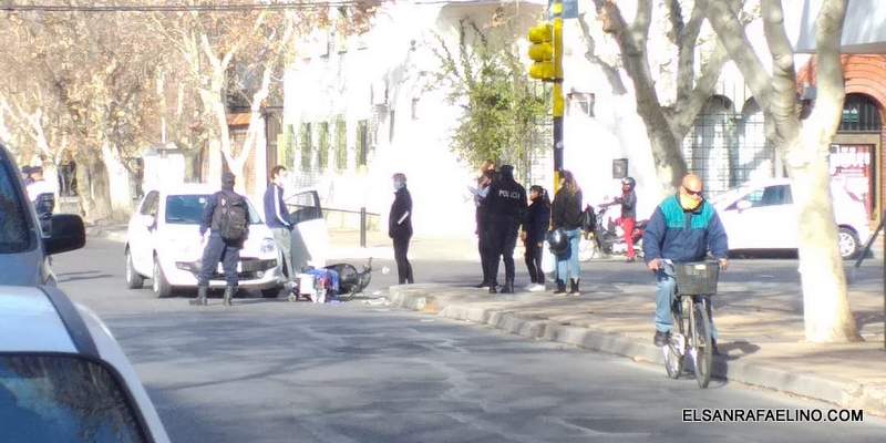 Choque entre un auto y moto en la avenida San Martín