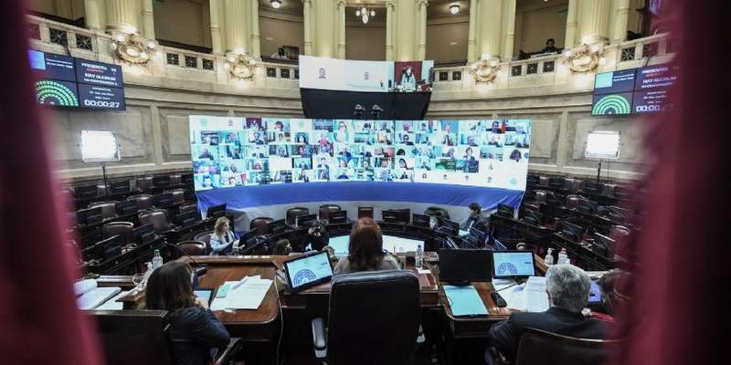 La marcha no los detuvo: el oficialismo sacó dictamen y la reforma judicial avanza