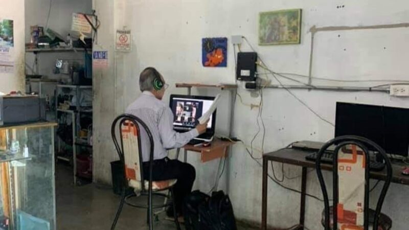 La historia de la foto del profesor que da clases desde un cibercafé en México