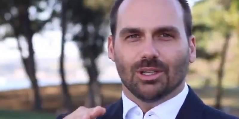 El hijo de Bolsonaro dijo que la cuarentena argentina es «una calamidad»