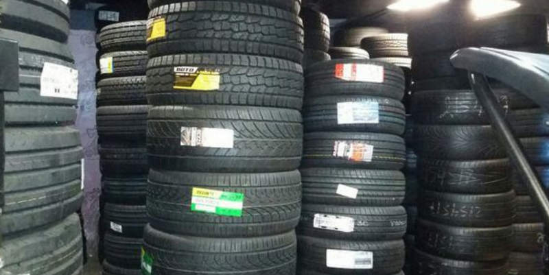 Robaron ruedas y dañaron un auto en un comercio
