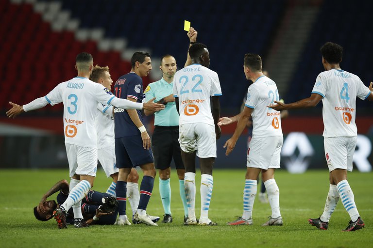 Escandaloso clásico entre PSG y Olympique de Marsella: cinco expulsados y batalla entre argentinos