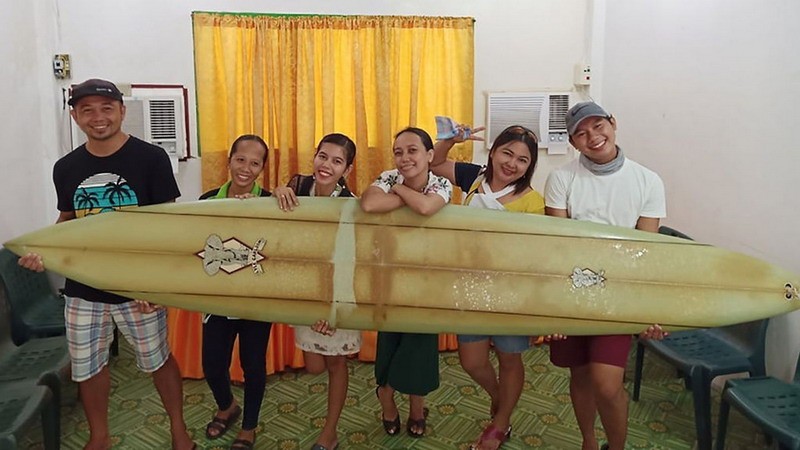 Un surfista encontró su tabla luego de dos años y a más de 8000 kilómetros de distancia