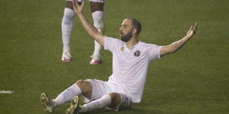 El debut de Higuaín: chilena, penal a las nubes y escándalo